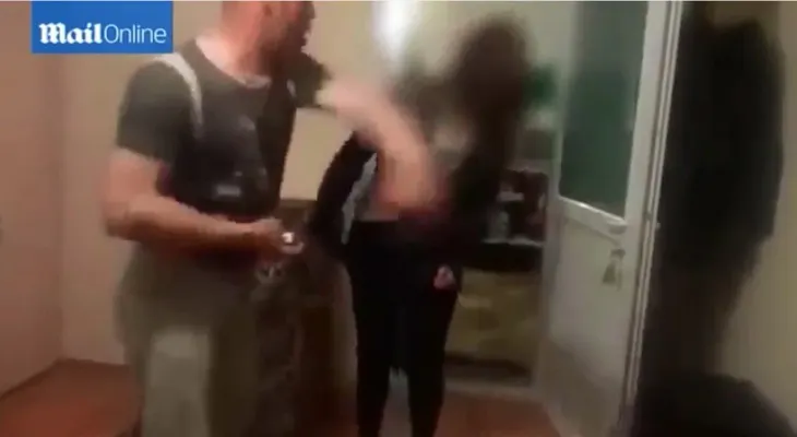 Video del padre karateka que golpea a sus hijas por usar lápiz labial