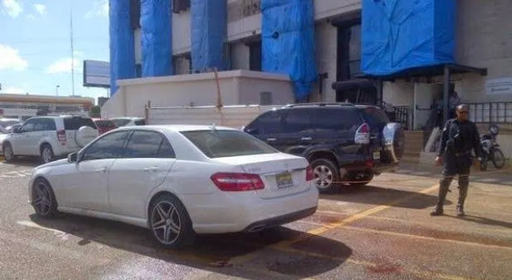 Desconocidos disparan contra hombre en parqueo de banco en la Kennedy.