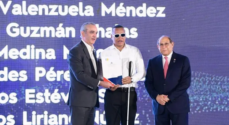 Mescyt entrega 1,500 becas internacionales y lanza programa "Excelencia Sin Barreras"