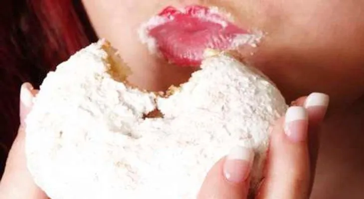 ¿Por qué el Síndrome Premenstrual causa antojos y hambre?