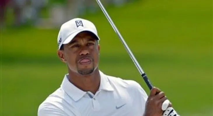 Tiger Woods sufre de insomnio por rompimiento con pareja y muerte de su papá 