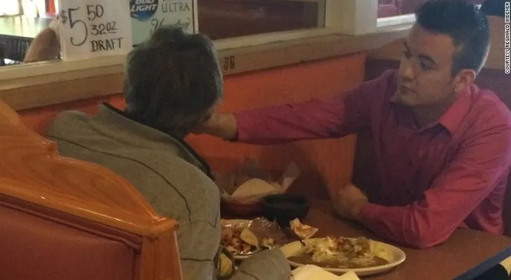 Mesero de Georgia ayuda a comer a hombre sin manos