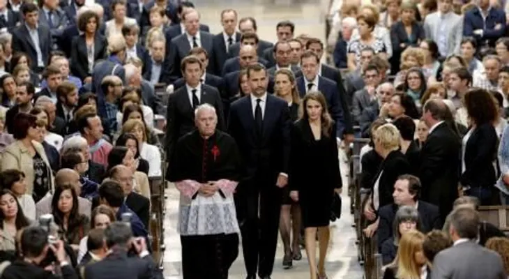 Emotivo funeral recuerda a víctimas y a héroes de accidente de tren en España