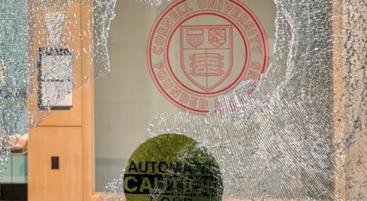 Vandalizan la Universidad de Cornell en medio de investigación por presunta violación