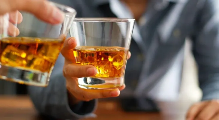 Estudio demuestra consumir mucho o poco alcohol, como quiera te jode la salud 