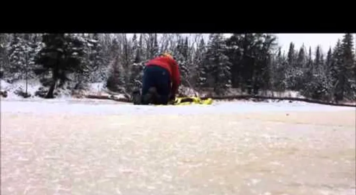 Un hombre salva a un ciervo de un río congelado