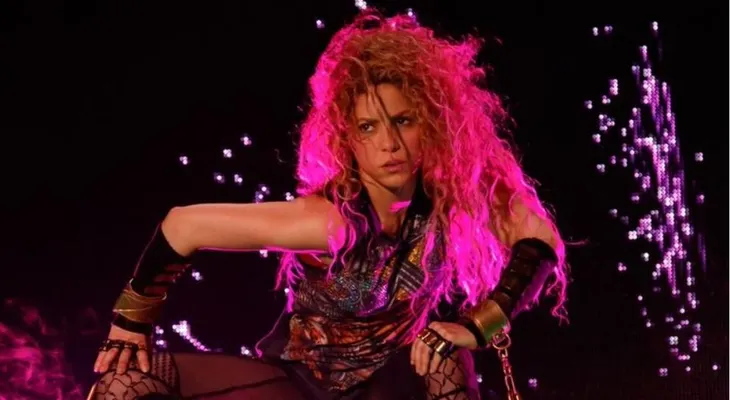  Shakira retira el colgante con un símbolo utilizado por los nazis 