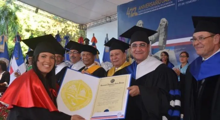 UASD inviste mil 539 profesionales en distintas carreras