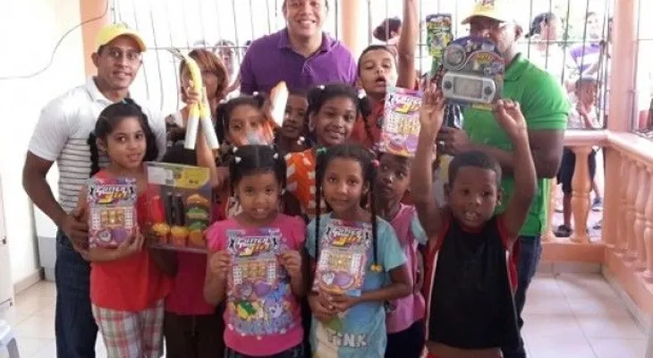 Juventud con Reinaldo entrega juguetes a niños por Día de los Reyes
