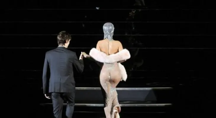 Rihanna impacta con vestido transparente en premio CFDA Awards donde recibió un galardón