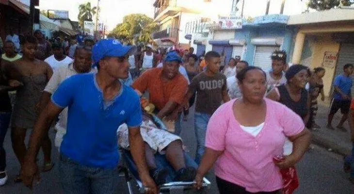 Un muerto y cuatro heridos en 5to día protestas en Las Terrenas; marchan con cadáver en reclamo de justicia