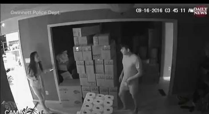Mujer le entra a plomazo a tres hombres que entraron a su casa