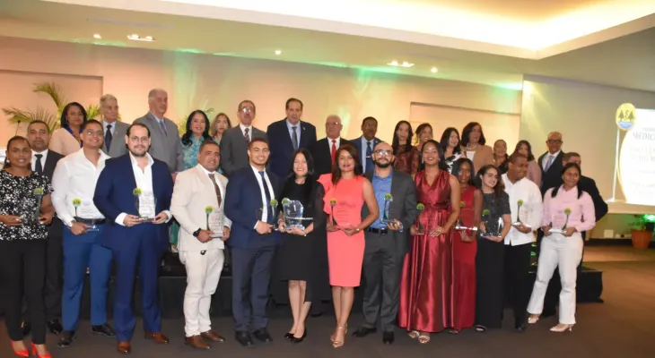 MEDICOOP premia a 18 médicos residentes y reconoce a dos gerentes de enseñanza en su 50 aniversario