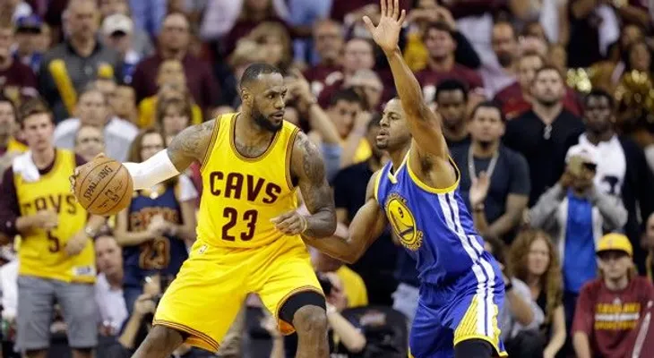 LeBron y Dellavedova conducen a los Cavaliers
