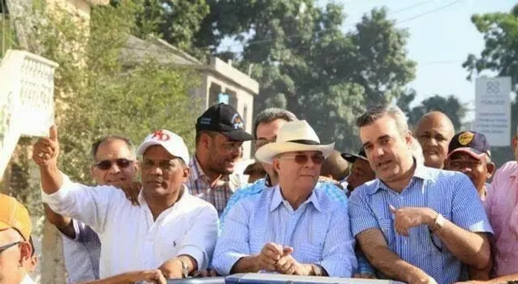 Hipólito dice perredeistas están con el sector mayoritario; encabeza multitudinaria marcha