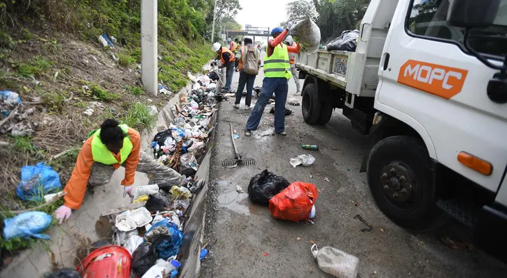 Obras Públicas dice que recoge 240 toneladas de desechos en carreteras de RD