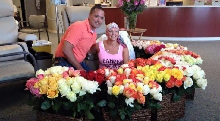 Esposo le da a su mujer 500 rosas por su última quimioterapia