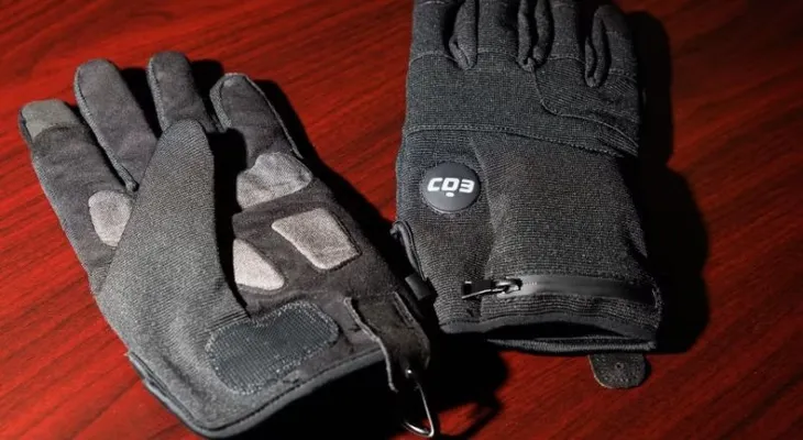 Informe militar revela que guantes de descarga eléctrica comprados por ICE provocan dolor, sumisión y miedo