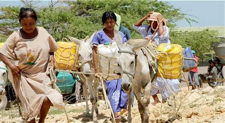 Los ecuatorianos buscan comida y agua tras terremoto