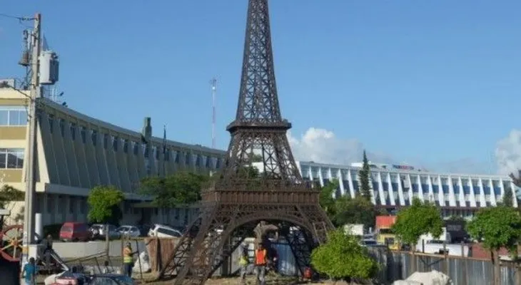  Réplica de Torre Eiffel colocada en Plaza de la Bandera costó medio millón 