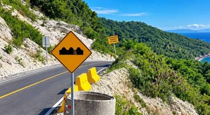 El Derrumbao, en Barahona, sigue siendo un tramo vial peligroso pese a las intervenciones del MOPC