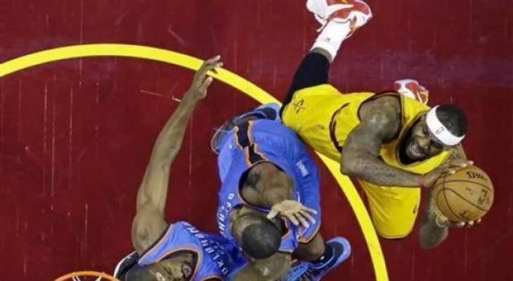 LeBron anota 34 y Cavs doblegan al Thunder 