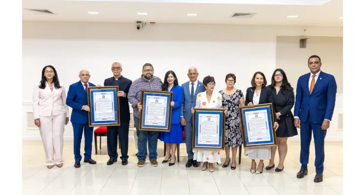 Senado reconoce aportes a la educación, cultura y labor social