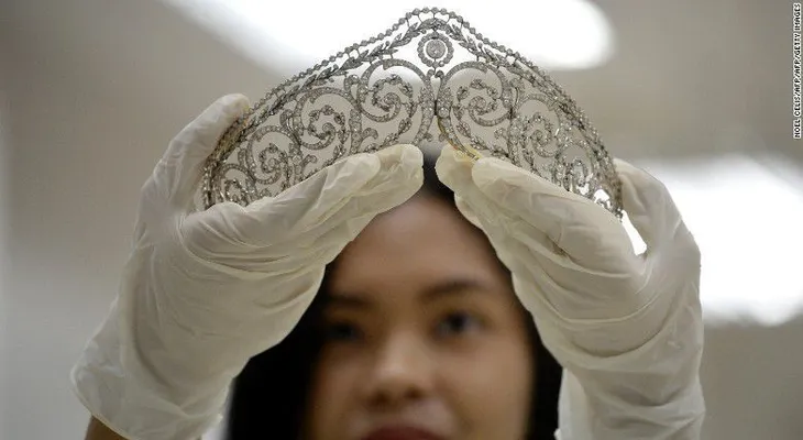 Subastan las ostentosas e ilícitas joyas de la primera dama de Filipinas Imelda Marcos