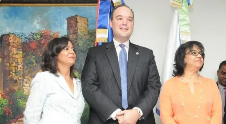 Ministro de Industria y Comercio posesiona a Anina Del Castillo en Proconsumidor