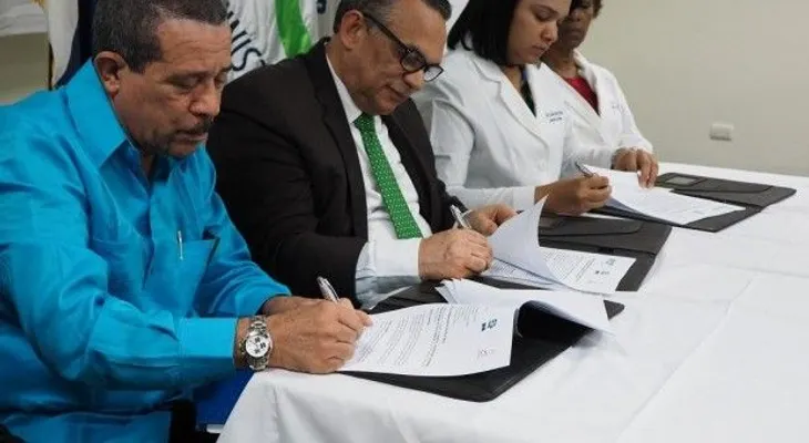 Administración Pública firma acuerdos con hospitales para mejora de servicios