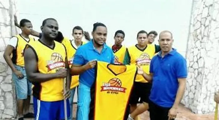 Leche Kanny dona uniformes a Liga Independiente de Vitilla