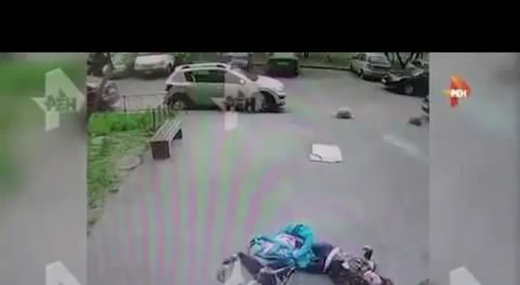 Una mujer sufre un terrible accidente cuando paseaba con su bebé (VIDEO)