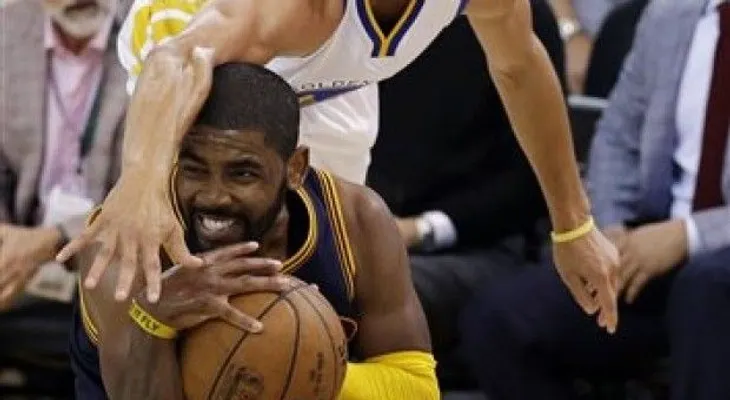 Kyrie Irving es operado de fractura en la rótula 
