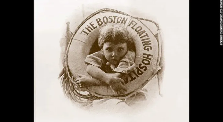 ¿Quién es el misterioso niño que aparece en esta foto de un hospital flotante de hace 103 años?