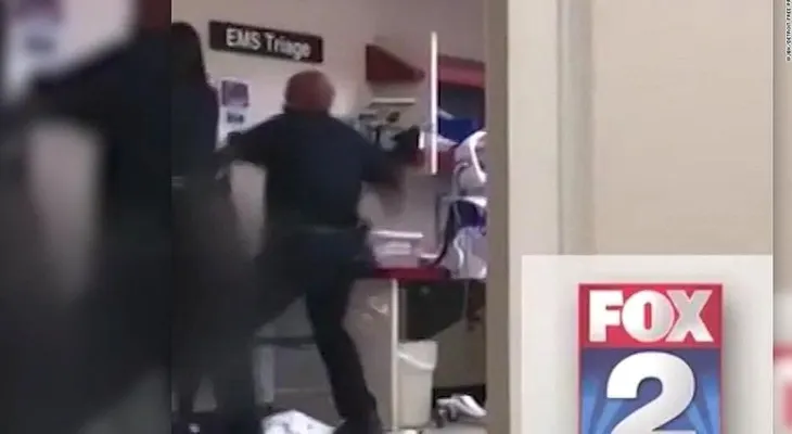 Un policía de Detroit es suspendido tras video en que se le ve golpeandoa una mujer desnuda en un hospital