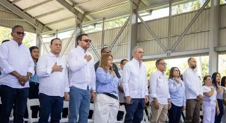 Abinader inaugura techado escolar y lanza programa de estufas en Rancho Arriba
