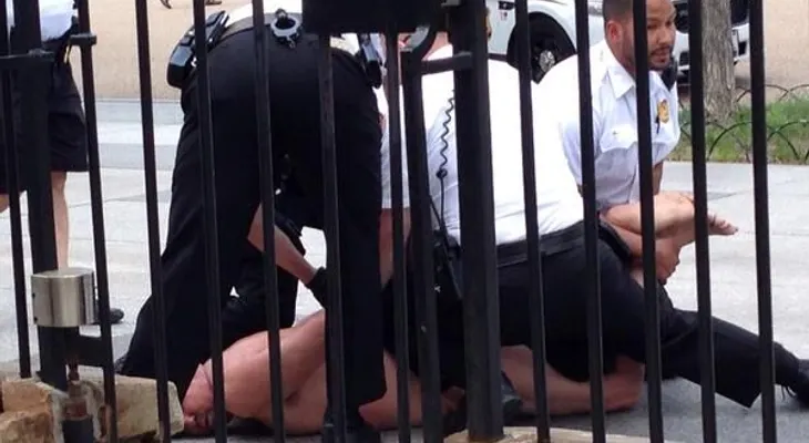 Hombre se denuda frente a la Casa Blanca y pide reunirse con Obama