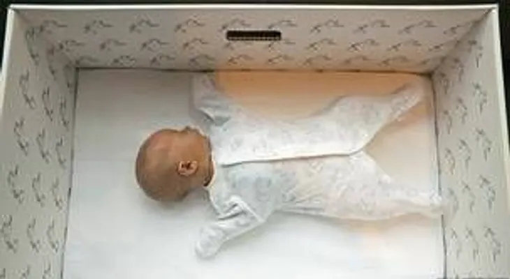 Por qué los bebés de Finlandia duermen en cajas de cartón