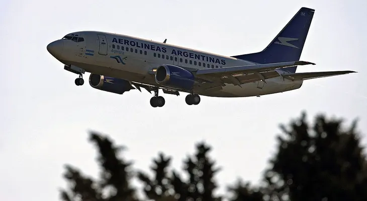 La tripulación de un avión argentino le salva la vida a un niño