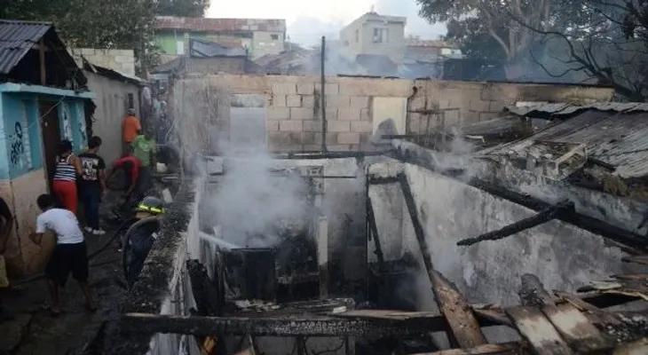 Incendio afecta 10 viviendas en Santiago