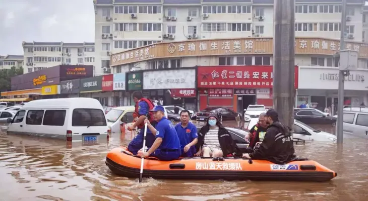 "Tifón Haikui: 294,000 Evacuados y Severos Daños en China"