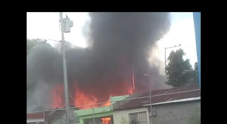Incendio reduce a cenizas viviendas de cinco familias en Santiago