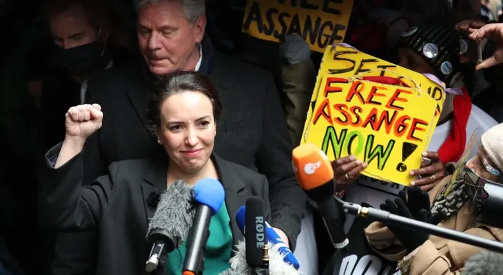  Stella Moris, esposa de Julian Assange, rompió a llorar, tras ofrecimiento de asilo político a su pareja