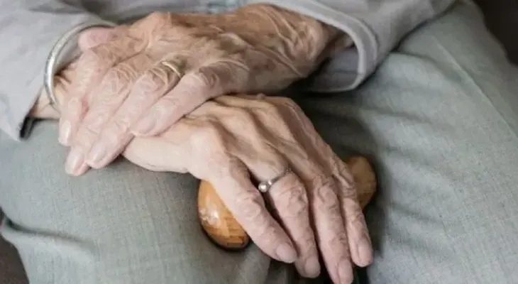 Las infecciones por covid afectan otra vez a personas mayores, según experto