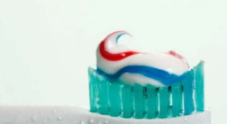 Químico prohibido aún se halla en reconocida pasta dental?