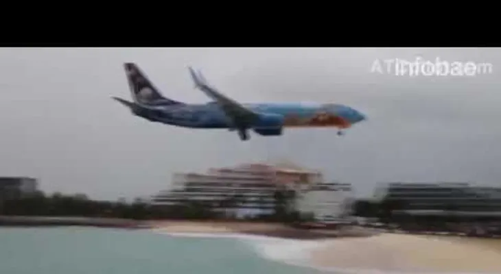 El aterrador momento en que un Boeing 737 casi cae al mar al intentar aterrizar en una isla paradisíaca