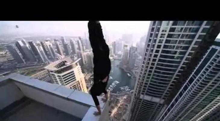 Nunca intente acrobacias como las de este joven en rascacielos de Dubái (VIDEO)