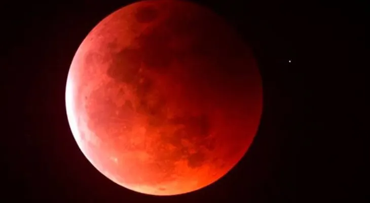 Eclipse y luna roja evocan profecías del Apocalipsis