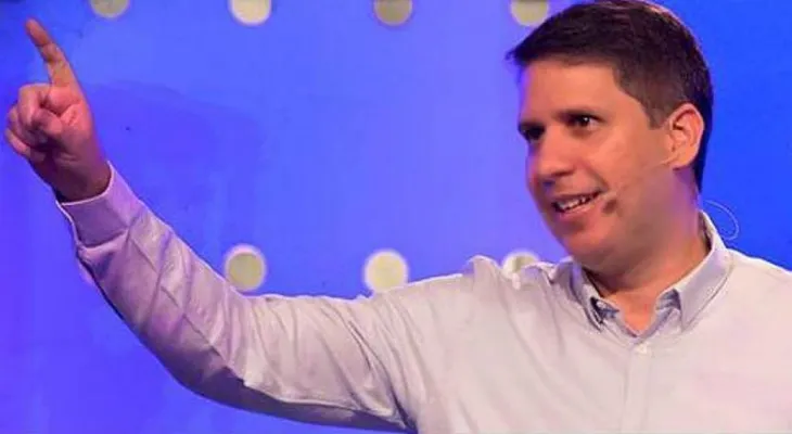 El pastor evangélico que le pide USD 1.000 a cada feligrés amenaza de muerte a un periodista que lo investiga