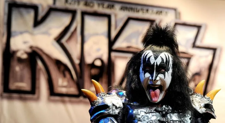 Una mujer demanda por acoso sexual a Gene Simmons, bajista y vocalista del grupo Kiss